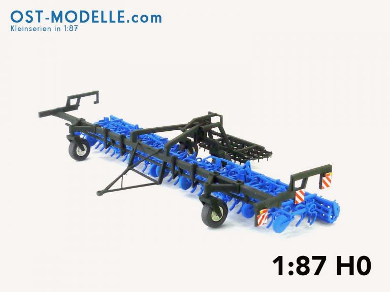 Koppelwagen T890 A01 Bodenbearbeitung 2 Feingrubber B231 mit Stabkrümmlern Arbeitsstellung blau